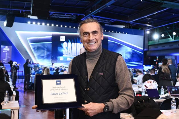 February 27, 2026, Sanremo, Rome, Italy: February 27, 2026, Sanremo. 76th Italian Song Festival. Photocall. The award photo for 40 years of photography at the Festival goes to photographer Salvo La Fata. Sanremo Italy  - ZUMAa289 20260227_zia_a289_151 Copyright: xMariaxLauraxAntonellix