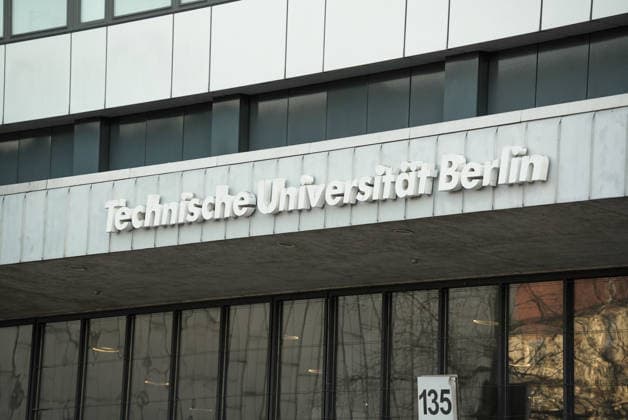 Berlin, Deutschland, Europa, Technische Universität Berlin, TU Berlin, Straße des 17. Juni 135, Universitätsgebäude, Eingangsbereich, Hauptgebäude, Fassade, Schriftzug, Hochschulcampus, Wissenschaftsstandort, Bildungseinrichtung, Architektur, Glasfassade, moderne Architektur, Innenstadt, Charlottenburg, öffentlicher Raum, Studium, Forschung, akademisches Umfeld, Sicherheitsschleusen, Zugangskontrolle, Infrastruktur, Hauptstadt, Deutschlandpolitik *** Berlin, Germany, Europe, Technische Universität Berlin, TU Berlin, Straße des 17 Juni 135, university building, entrance area, main building, facade, lettering, university campus, science location, educational institution, architecture, glass facade, modern architecture, city center, Copyright: xAlonxDavidx