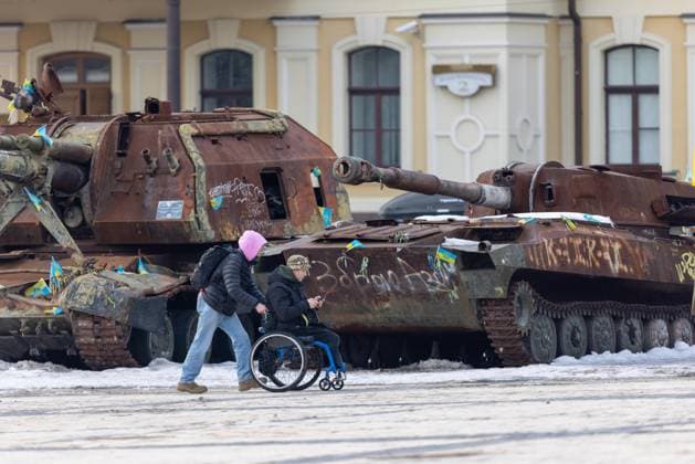 News Themen der Woche KW09 February 27, 2026, Kyiv, Pomeranian Voivodeship, Ukraine: People pass destroyed tanks in Saint Michaels Square in Kyiv an open-air display of wrecked military equipment, reflecting on the war and its casualties. Kyiv Ukraine  - ZUMAl194 20260227_zip_l194_007 Copyright: xMarekxLadzinskix