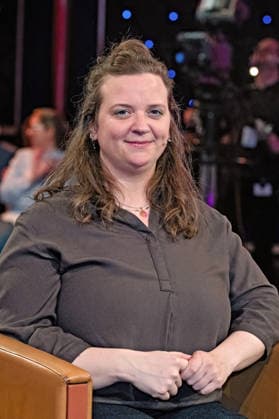 MDR - Riverboat. Holzbildhauermeisterin Lea Diehl anläßlich der Aufzeichnung der MDR - Talkshow Riverboat am 27.02.2026 in der Mediacity Leipzig. 20260227ADO0039