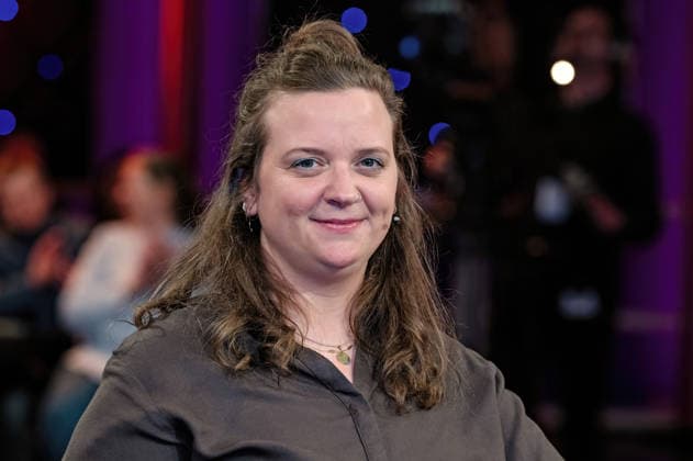 MDR - Riverboat. Holzbildhauermeisterin Lea Diehl anläßlich der Aufzeichnung der MDR - Talkshow Riverboat am 27.02.2026 in der Mediacity Leipzig. 20260227ADO0040