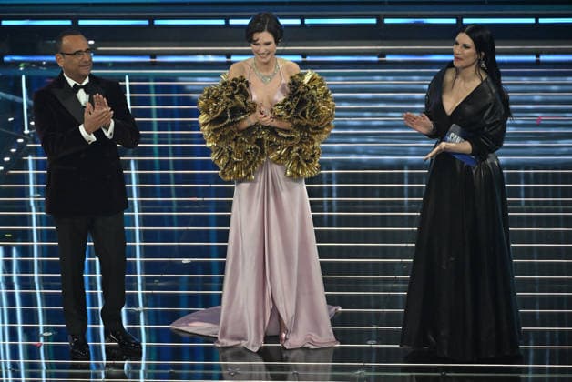 February 27, 2026, Sanremo, ITALY: (L-R) Sanremo Festival host and artistic director Carlo Conti with Italian model Bianca Balti and Italian singer Laura Pausini on stage at the Ariston theatre during the 76th edition of the Sanremo Italian Song Festival, in Sanremo, Italy, 27 February 2026. The music festival will run from 24 to 28 February 2026. ANSA RICCARDO ANTIMIANI Sanremo ITALY  - ZUMAa110 20260227_zaf_a110_137 Copyright: xRiccardoxAntimianix