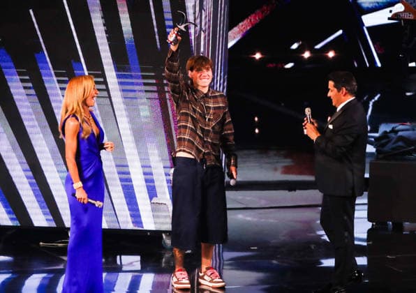 Vina del Mar, February 27, 2026 Singer Paulo Londra receives gold and silver seagulls, during his performance at the Vina del Mar Song Festival Manuel Lema Aton Chile, Vina del Mar Chile Aton 1129442  Copyright: MANUELxLEMA ATONxCHILE