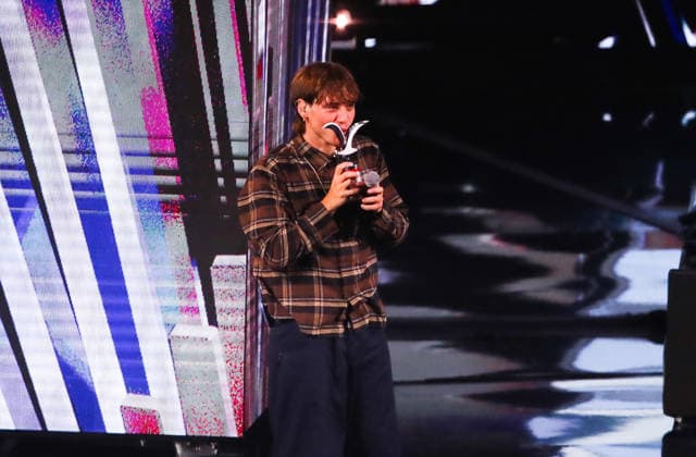Vina del Mar, February 27, 2026 Singer Paulo Londra receives gold and silver seagulls, during his performance at the Vina del Mar Song Festival Manuel Lema Aton Chile, Vina del Mar Chile Aton 1129443  Copyright: MANUELxLEMA ATONxCHILE