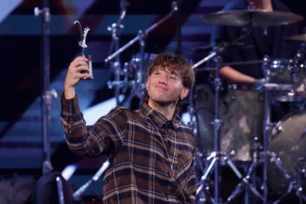 Vina del Mar, February 27, 2026 Singer Paulo Londra receives the silver seagull during his performance at the sixth night of the Vina del Mar Festival 2026 Sebastian Cisternas Aton Chile, Vina del Mar Chile Aton 1129444  Copyright: SEBASTIANxCISTERNAS xATONxCHILE