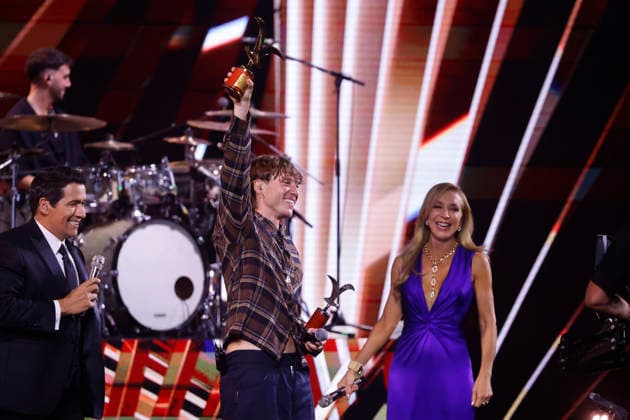 Vina del Mar, February 27, 2026 Singer Paulo Londra receives the golden seagull during his performance at the sixth night of the Vina del Mar Festival 2026 Sebastian Cisternas Aton Chile, Vina del Mar Chile Aton 1129458  Copyright: SEBASTIANxCISTERNAS xATONxCHILE