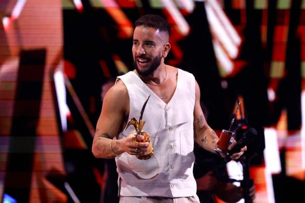 Vina del Mar, February 27, 2026 Comedian Santiago Endara, with his character Pastor Rocha receives the golden seagull during his performance at the sixth night of the Vina del Mar Festival 2026 Sebastian Cisternas Aton Chile, Vina del Mar Chile Aton 1129504  Copyright: SEBASTIANxCISTERNAS xATONxCHILE