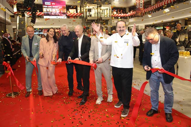 Matthias Sturm, Bettina Zimmermann, Alexander Herrmann, Sascha Weil, Alois Kobler, Johann Lafer und Klaus Rocher beim Pre-Shopping Event im neuen XXXLutz Möbelhaus Rangsdorf. Rangsdorf, 27.02.2026