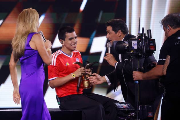 Vina del Mar, February 27, 2026 Singer Milo J receives the golden seagull during his performance on the sixth night of the Vina del Mar Festival 2026 Sebastian Cisternas Aton Chile, Vina del Mar Chile Aton 1129585  Copyright: SEBASTIANxCISTERNAS xATONxCHILE