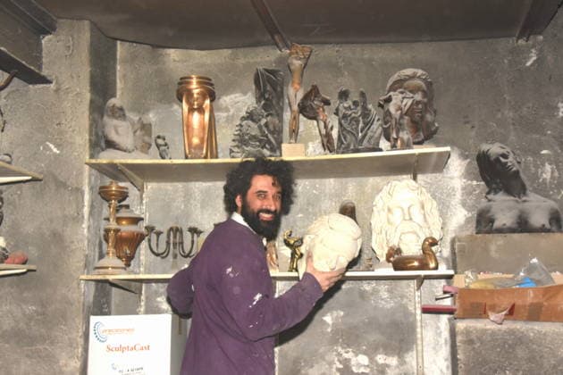 Aslan Goektepe Kunstgiesser Eigentuemer mit Skuptur Muenchen 27.02.2026 Kunstgiesserei Muenchen Schleissheimerstrasse Titel Malerei, Skulpturen und New Art Vernissage Ein Toter, drei Lebende, hundert Jahre Giesserei: Wenn Kunst dem Algorithmus trotzt Foto Muenchen