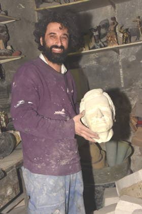 Aslan Goektepe Kunstgiesser Eigentuemer mit Skuptur Muenchen 27.02.2026 Kunstgiesserei Muenchen Schleissheimerstrasse Titel Malerei, Skulpturen und New Art Vernissage Ein Toter, drei Lebende, hundert Jahre Giesserei: Wenn Kunst dem Algorithmus trotzt Foto Muenchen