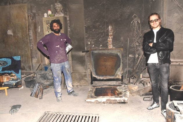 Vor Oelofen Heizung Aslan Goektepe Kunstgiesser Eigentuemer Max Mavlor Zeitgenoessischer Kuenstler Muenchen 27.02.2026 Kunstgiesserei Muenchen Schleissheimerstrasse Titel Malerei, Skulpturen und New Art Vernissage Ein Toter, drei Lebende, hundert Jahre Giesserei: Wenn Kunst dem Algorithmus trotzt Foto Muenchen