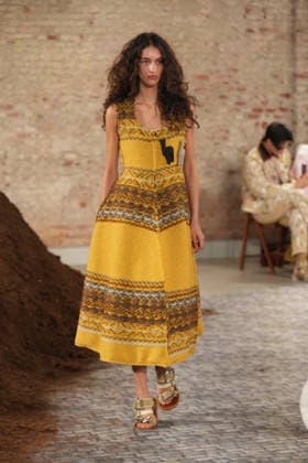 Milano Fashion Week - Women F W 26-27 Moschino fashion show Catwalk Milan, Italy Milano Fashion Week - Women F W 26-27 Moschino fashion show Catwalk Milan, Italy 27th February 2026 SGPItalia id 134549_002 * Not Exclusive  Copyright: xMarcoxErbax