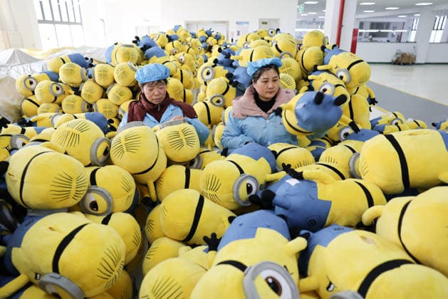 News Themen der Woche KW09 Toy Export LIANYUNGANG, CHINA - FEBRUARY 28, 2026 - Workers are producing plush toys for export to foreign markets at a toy company in Chengtou Town, Lianyungang City, Jiangsu Province, China on February 28, 2026. Lianyungang Jiangsu China  Copyright: xCFOTOx i1772301141296