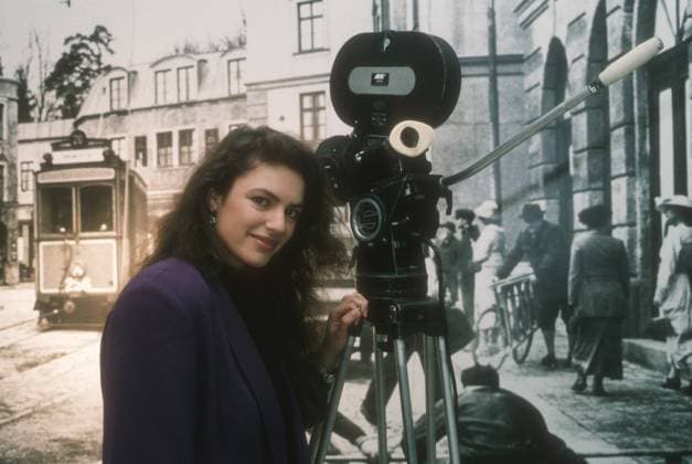Christine Neubauer (Schauspielerin) 02 90 ue Christine Neubauer im Februar 1990 in München Deutschland deutsch deutsche Frau Schauspiel Film TV Fernsehen german actress quer halb stehend Kamera Filmkamera lächelnd *** Christine Neubauer actress 02 90 ue Christine Neubauer in February 1990 in Munich Germany german german woman acting film TV television german actress cross half standing camera film camera smiling