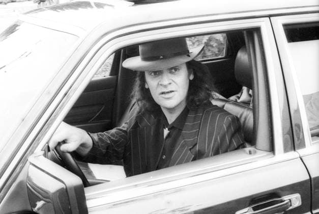 Udo Lindenberg und Sabine Grundner 09 89 ru Udo Lindenberg auf dem Gelände der Herzklinik Bad Oeynhausen im September 1989 Deutschland deutsch deutscher Mann Sänger Gesang Musik Musiker Künstler Rockmusiker Rock Pop Popmusiker Maler Rocksänger Popsänger german singer musician painter quer halb im Auto vorm Steuer sitzend sprechend PKW Mercedes Benz Lenkrad sw *** Udo Lindenberg and Sabine Grundner 09 89 ru Udo Lindenberg on the grounds of the heart clinic Bad Oeynhausen in September 1989 Germany German German man singer singing music musician artist rock musician rock pop pop musician painter rock singer pop singer German singer musician painter cross half in the car sitting in front of the wheel talking car Mercedes Benz steeri