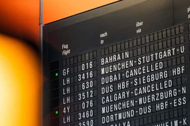 News Themen der Woche KW09 Krieg im Iran: Flugausfälle am Frankfurter Flughafen Aufgrund der geopolitischen Lage im Nahen-Osten annulierten europäische Fluggesellschaften Fluge in die Krisenregion. Frankfurt am Main Flughafen Frankfurt Terminal 1 Hessen Deutschland *** War in Iran Flight cancellations at Frankfurt Airport Due to the geopolitical situation in the Middle East, European airlines canceled flights to the crisis region Frankfurt am Main Airport Frankfurt Terminal 1 Hesse Germany