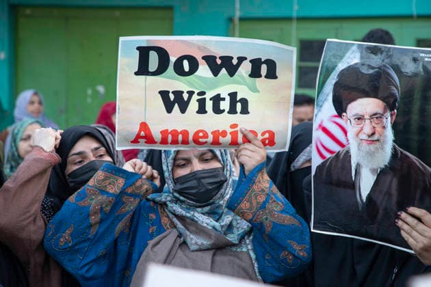 News Themen der Woche KW09 February 28, 2026, Baramulla, Jammu And Kashmir, India: A Kashmiri Shia woman holds a poster reading Down with America and chants anti-U.S. and anti-Israel slogans during a protest against the reported attacks by the United States and Israel in Magam. At least 51 people, including students, were killed and 48 injured in a U.S.-Israel airstrike on a gir primary school in Minab, southern Iran. Tehran called the attack a sovereignty violation and launched retaliatory strikes. Baramulla India - ZUMAa205 20260228_zip_a205_001 Copyright: xAdilxAbassx