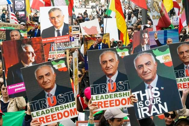 News Themen der Woche KW09 cntv Iranische Demonstranten auf der Strasse Demo fuer das iranische Volk und gegen das iranische Regime.Israel und die USA fuehren Angriffe auf den Iran durch.Mit Iranischen Landes Fahnen mit dem Loewen USA Fahen Schilder Bilder von Trump Mohammad Reza Pahlavi Friedlicher aber lauter Protest in der Hamburger Innenstadt fuer einen Machtwechsel im Iran Samstag 28.02.2026 in Hamburg Hamburg Deutschland *** cntv Iranian protesters on the street Demo for the Iranian people and against the Iranian regime Israel and the USA carry out attacks on Iran With Iranian country flags with the lion USA flag signs Pictures of Trump Mohammad Reza Pahlavi Peaceful but loud protest in Hamburg city center for a change of power in Iran Saturday 28 02 2026 in