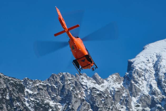 Berchtesgaden, Deutschland 28.02.2026: Im Bild: PBerchtesgadener Alpen. Nach einem Lawinenabgang unterhalb des Windschartenkopfes sind ein Polizeihubschrauber sowie ein Rettungshubschrauber der Bergwacht im Anflug auf das alpine Einsatzgebiet zu sehen. Drei Schneeschuhwanderer hatten bei der Querung der steilen Nordwestseite die Lawine selbst ausgelöst und wurden von den Schneemassen bis zu einer Geländekante mitgerissen. Alle drei konnten sich selbstständig befreien, zwei blieben unverletzt, eine Person wurde leicht verletzt und zur weiteren Behandlung in das Kreiskrankenhaus Bad Reichenhall geflogen. Hier der Luftrettungshubschrauber beim Start vom Hubschrauberlandeplatz der Bergwacht Bayern *** Berchtesgaden, Germany 28 02 2026 In Copyright: xFotostandx xWassmuthx