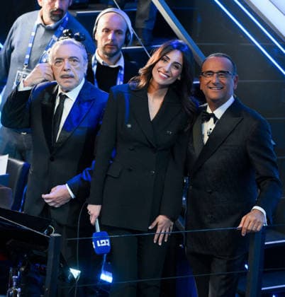 February 28, 2026, Sanremo, ITALY: Sanremo Festival host and artistic director Carlo Conti (R) and Italian journalist and tv presenter Giorgia Cardinaletti (C) and Italian actor Nino Frassica on stage at the Ariston theatre during the 76th edition of the Sanremo Italian Song Festival, in Sanremo, Italy, 28 February 2026. The Music Festival runs from 24 to 28 February 2026. ANSA ETTORE FERRARI Sanremo ITALY  - ZUMAa110 20260228_zaf_a110_155 Copyright: xEttorexFerrarix