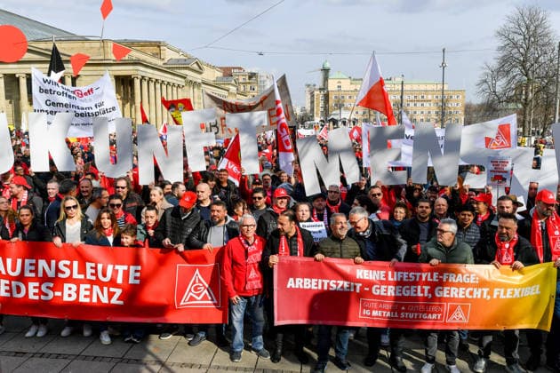 News Themen der Woche KW09 Deutschland, Baden-Wuerttemberg, Stuttgart 28.02.2026, Deutschland, GER, Baden-Wuerttemberg, Stuttgart, im Bild Themenbild, Gemeinsame Demonstration der Gewerkschaften Verdi und IH Metall Stuttgart, Teilnehmer, Transparente, Kundgebung, Protest, Versammlung, Meinungsaueußerung, Demonstrationszug, Slogans, Redebeitraege, Aktivismus, Buergerbewegung, Solidaritaet, Widerstand, Oeffentlichkeit, Forderungen, Menschenmenge, Feature, Symbolbild Baden-Wuerttemberg *** Germany, Baden Wuerttemberg, Stuttgart 28 02 2026, Germany, GER, Baden Wuerttemberg, Stuttgart, in the picture theme picture, joint demonstration of the trade unions Verdi and IH Metall Stuttgart, participants, banners, rally, protest, assembly, expression of opinion, demonstration p Deutschland, Baden-Wuerttemberg, Stuttgart, Demonstration Gewerkschaft, 28.02.2026-19