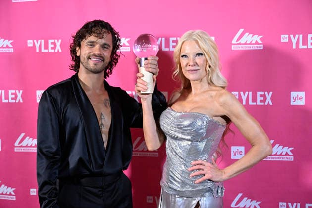 Violinist Linda Lampenius (R) and singer Pete Parkkonen, winners of the Finnish song contest UMK (Contest for New Music) pose after securing victory in the contest in Tampere, Finland, on February 28, 2026. Lampenius and Parkkonen will represent Finland in the Eurovision Song Contest in Vienna, Austria, in May 2026. - HEIKKI SAUKKOMAA Tampere Finland  Copyright: xHeikkixSaukkomaax rzkQAKLjri4