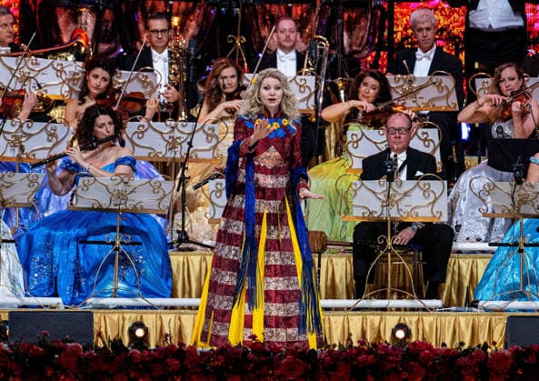 28.02.2026, xlakx, Entertainment, Andre Rieu - Tour 2026 v.l. Andre Rieu und eine Ukrainische Sängerin auf seiner Tour der Uber Arena Berlin. Berlin