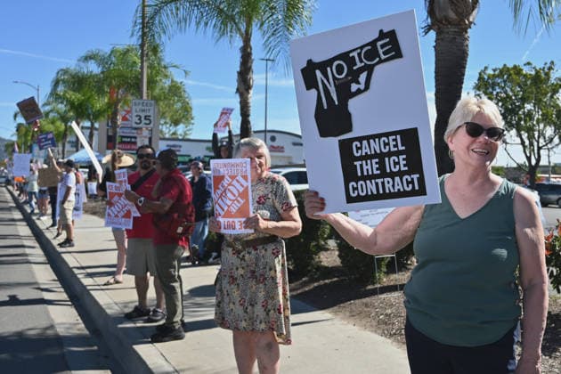 News Themen der Woche KW09 February 28, 2026, Escondido, California, USA: Community members and local civic advocacy groups who rallied at over a dozen Home Depot locations across San Diego County on Saturday, February 28, including at Valley ParkwayÃ¢â‚¬â ¢s Escondido, California, calling on the company to condemn ICE activities at their properties, and stop immigration enforcement actions at these and all locations. Escondido USA  - ZUMAm180 20260228_zip_m180_005 Copyright: xCarlosxA.xMorenox
