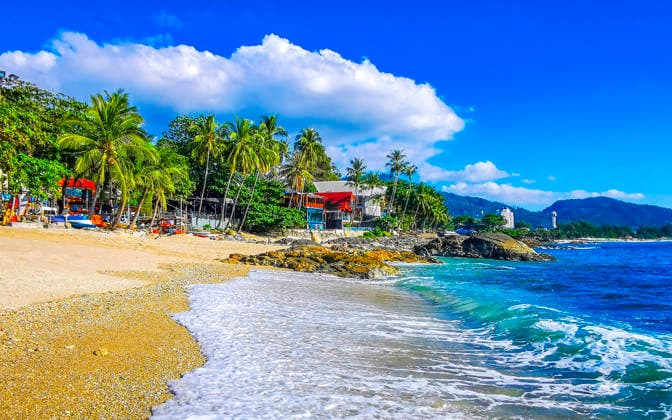 Kalim Beach tropische Landschaft Panorama Palmen Sand Wellen Thailand. Amazing rocky Kalim Beach tropical landscape panorama view with blue sky turquoise water waves palm trees and rocks in Patong Beach Kathu District Phuket Island Province Southern Thailand. (License=RF) Copyright: xZoonar.com ArkadijxSchellx 24710552