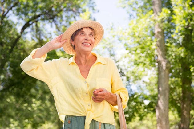 Glückliche ältere Frau mit Sonnenhut spaziert durch die Sommerstadt happy senior woman in sun hat walks on summer city (License=RF) ,model released, Symbolfoto Copyright: xZoonar.com UliaxZotaninax 24708787 ,model released, Symbolfoto ,property released