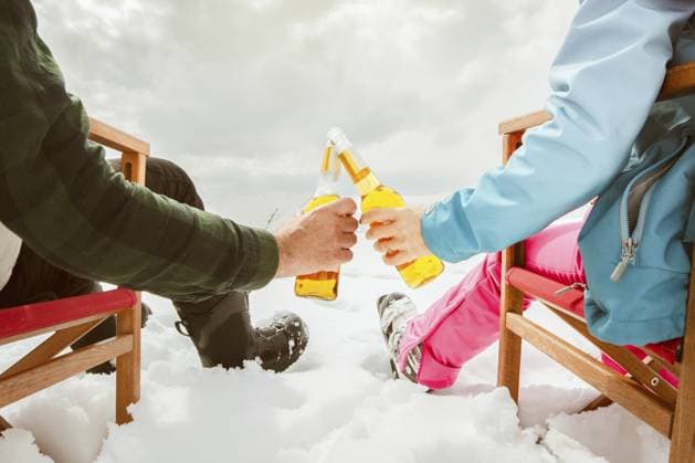 Paar entspannen sich auf Stühlen im verschneiten Skigebiet mit Bierflasche, Freizeitkonzept, Winterurlaub, Entspannung, unbeschwerter Lebensstil, Freiheit, gemütlicher Entspannungsmoment im Freien Couple relax sit on chairs in snowy ski resort with beer bottle, concept of leisure, winter holiday, relaxation, carefree lifestyle, freedom, cozy outdoor relaxation moment Copyright: imageBROKER EvaldasxMikoliunas ibxemi16698577.jpg ,model released, Symbolfoto ,property released