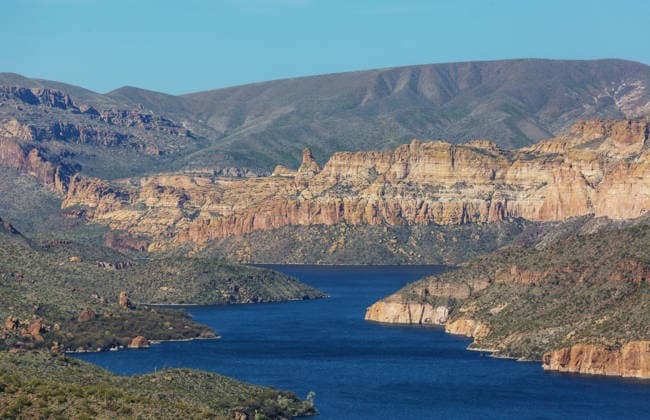 Creative Highlights World Klippen und Hügel rund um den Roosevelt Lake in Zentral-Arizona im Frühling. Arizona, USA Cliffs and hills around Roosevelt lake in Central Arizona in spring season. Arizona, USA (License=RF) Copyright: xZoonar.com GalynaxAndrushkox 24713823