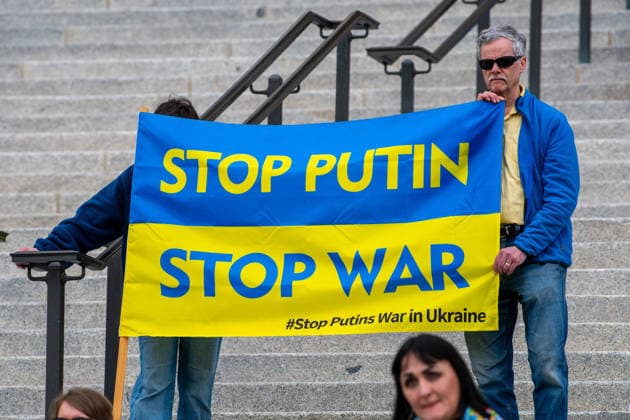 News Themen der Woche KW09 February 28, 2026, Salt Lake City, Utah, USA: Demonstrators hold a large blue and yellow banner resembling the Ukrainian flag with the words Stop Putin Stop War during the Stand With Ukraine rally at the Utah State Capitol. The gathering marked the four year anniversary of the full scale Russian invasion of Ukraine and brought community members together in support of Ukrainians and local humanitarian efforts. Salt Lake City USA - ZUMAm292 20260228_znp_m292_117 Copyright: xCharlesxMcClintockxWilsonx