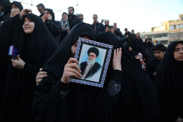 News Themen der Woche KW09 Demonstrations held in Iran following Khamenei’s death TEHRAN, IRAN - MARCH 01: People gather to stage a demonstration after the announcement that Iranian leader Ayatollah Ali Khamenei had been killed in U.S.-Israeli attacks in Tehran, Iran on March 01, 2026. A large crowd gathered at Enghelab (Revolution) Square in the capital, Tehran, chanting anti-U.S. and anti-Israel slogans while holding Iranian flags and posters of Khamenei. Fatemeh Bahrami Anadolu Tehran Iran. Editorial use only. Please get in touch for any other usage.  Copyright: x2026xAnadoluxFatemehxBahramix