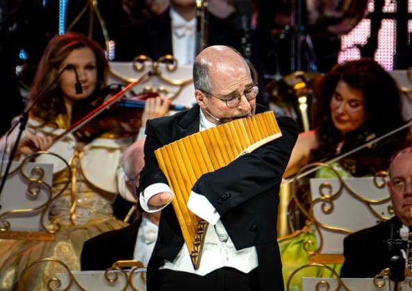 28.02.2026, xlakx, Entertainment, Andre Rieu - Tour 2026 v.l. Michel Tirabosco Panflötist spielt bei Andre Rieu auf seiner Tour in der Uber Arena Berlin. Berlin