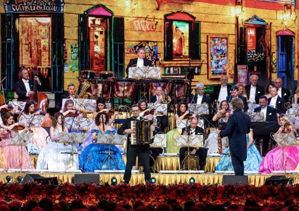 28.02.2026, xlakx, Entertainment, Andre Rieu - Tour 2026 v.l. Leon van Wijk (Accordian) und Andre Rieu auf seiner Tour in der Uber Arena Berlin. Berlin