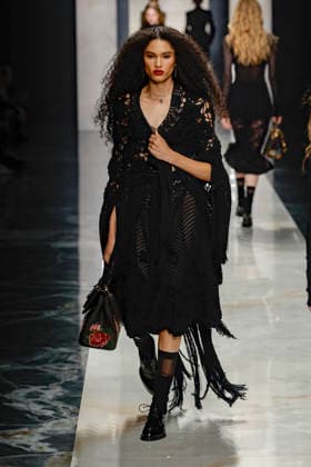 A model wearing an original creation from the womenswear winter 2026 collections in Milan from the house of Dolce Gabbana Défilé Dolce Gabbana Collection Prêt à Porter Automne Hiver 2026 2027 lors de la Fashion Week de Milan MLFW , le 28 février 2026 Dolce Gabbana Fashion Show Ready to Wear Collection Fall Winter 2026 2027 at Milan Fashion Week, on February 28th, 2026 Milan Italie  Copyright: xAgencex xBestimagexAgencex xBestimagex