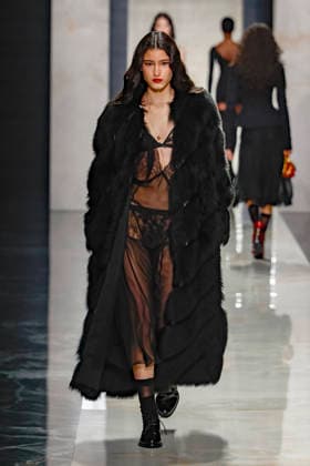 A model wearing an original creation from the womenswear winter 2026 collections in Milan from the house of Dolce Gabbana Défilé Dolce Gabbana Collection Prêt à Porter Automne Hiver 2026 2027 lors de la Fashion Week de Milan MLFW , le 28 février 2026 Dolce Gabbana Fashion Show Ready to Wear Collection Fall Winter 2026 2027 at Milan Fashion Week, on February 28th, 2026 Milan Italie  Copyright: xAgencex xBestimagexAgencex xBestimagex
