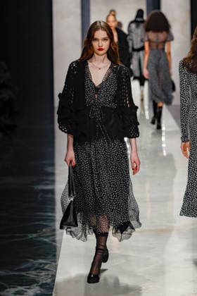 A model wearing an original creation from the womenswear winter 2026 collections in Milan from the house of Dolce Gabbana Défilé Dolce Gabbana Collection Prêt à Porter Automne Hiver 2026 2027 lors de la Fashion Week de Milan MLFW , le 28 février 2026 Dolce Gabbana Fashion Show Ready to Wear Collection Fall Winter 2026 2027 at Milan Fashion Week, on February 28th, 2026 Milan Italie  Copyright: xAgencex xBestimagexAgencex xBestimagex