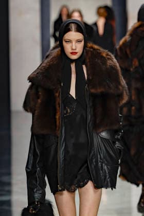 A model wearing an original creation from the womenswear winter 2026 collections in Milan from the house of Dolce Gabbana Défilé Dolce Gabbana Collection Prêt à Porter Automne Hiver 2026 2027 lors de la Fashion Week de Milan MLFW , le 28 février 2026 Dolce Gabbana Fashion Show Ready to Wear Collection Fall Winter 2026 2027 at Milan Fashion Week, on February 28th, 2026 Milan Italie  Copyright: xAgencex xBestimagexAgencex xBestimagex