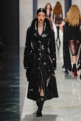 A model wearing an original creation from the womenswear winter 2026 collections in Milan from the house of Dolce Gabbana Défilé Dolce Gabbana Collection Prêt à Porter Automne Hiver 2026 2027 lors de la Fashion Week de Milan MLFW , le 28 février 2026 Dolce Gabbana Fashion Show Ready to Wear Collection Fall Winter 2026 2027 at Milan Fashion Week, on February 28th, 2026 Milan Italie  Copyright: xAgencex xBestimagexAgencex xBestimagex