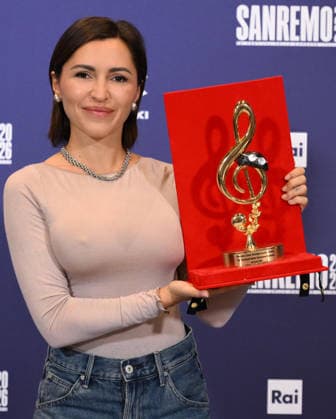 March 1, 2026, Sanremo, ITALY: Italian singer Serena Brancale poses with the Sala Stampa Lucio Dalla award during a photocall at the 76th Sanremo Italian Song Festival, Sanremo, Italy, 01 March 2026. The 76th Sanremo Italian Song Festival started on 24 February and concluded on the evening of 28 February 2026. ANSA ETTORE FERRARI. Sanremo ITALY  - ZUMAa110 20260301_zaf_a110_157 Copyright: xEttorexFerrarix