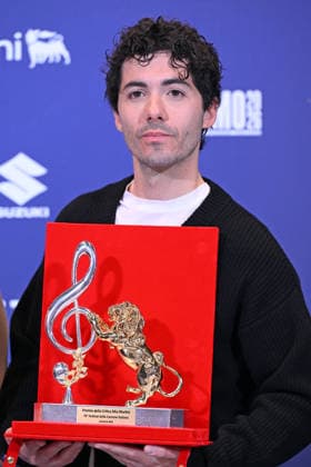 March 1, 2026, Sanremo, Rome, Italia: Fulminacci poses with the Mia Martini Critics award during a photocall at the 76th Sanremo Italian Song Festival, Sanremo, Italy, 01 March 2026. The 76th Sanremo Italian Song Festival started on 24 February and concluded on the evening of 28 February 2026.....1 Mar 2026 Sanremo Italia  - ZUMAa289 20260301_zia_a289_253 Copyright: xMariaxLauraxAntonellix