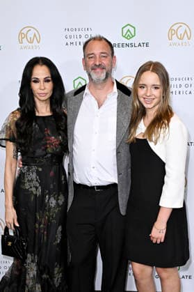 Trey Parker mit Ehefrau Boogie Parker und Tochter Betty Boogie Parker bei der 37. Verleihung der Producers Guild Awards 2026 im Hotel Fairmont Century Plaza. Los Angeles, 28.02.2026