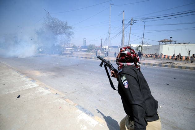 News Themen der Woche KW09 RECORD DATE NOT STATED Police resort to shelling to disperse protesters during the protest demonstration against the assassination of Iranian Supreme Leader Ali Khamenei in a joint US-Israel attack in Iran, outside the US Consulate in Karachi on Sunday, March 1, 2026. Nine people died in Karachi on Sunday, a hospital official said, after protesters clashed with law enforcement personnel near the US Consulate on Mai Kolachi Road, as protests erupted countrywide against the US-Israeli attacks on Iran. (S.Imran Ali PPI Images). EDITORIAL USE ONLY Copyright: xx SA-ZM-010326x ppiphotos473938
