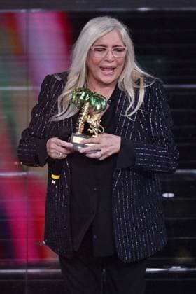 foto IPP felice de martino sanremo 01 03 2026 puntata della trasmissione domenica IN nella foto mara venier con il premio di sanremo in mano