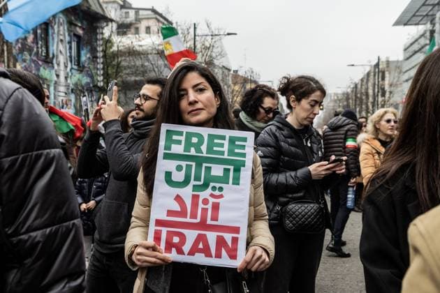 News Themen der Woche KW09 Protest against Iranian government held in Milan MILAN, ITALY - MARCH 1: Protesters gather outside the Iranian Consulate in Milan, waving flags and chanting slogans during a demonstration against the Iranian government, following the joint Israeli-U.S. attack on Iran, which also led to the death of Supreme Leader Khamenei, in Milan, Italy on March 1, 2026. Andrea Carrubba Anadolu Milan Italy. Editorial use only. Please get in touch for any other usage.  Copyright: x2026xAnadoluxAndreaxCarrubbax