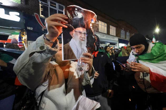 News Themen der Woche KW09 March 1, 2026, London, London, UK: London, UK. A woman holds a burning picture of Ali Khamenei. MembersÃ‚ of the IranianÃ‚ community celebrate in theÃ‚ Streets of Finchley, North London following a U.S. military operation which resulted in the death of Iranian supreme leader Ali Khamenei. London UK  - ZUMAl94_ 20260301_zaf_l94_047 Copyright: xJacquelinexLawriex