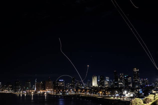 News Themen der Woche KW09 Iranian missiles over Tel Aviv sky TEL AVIV, ISRAEL - MARCH 01: Missiles launched from Iran streak across the sky as Israeli air defense systems intercept some of them during ongoing retaliatory strikes following U.S. and Israeli attacks in Tel Aviv, Israel, on March 01, 2026. Mostafa Alkharouf Anadolu Tel Aviv Israel. Editorial use only. Please get in touch for any other usage.  Copyright: x2026xAnadoluxMostafaxAlkharoufx